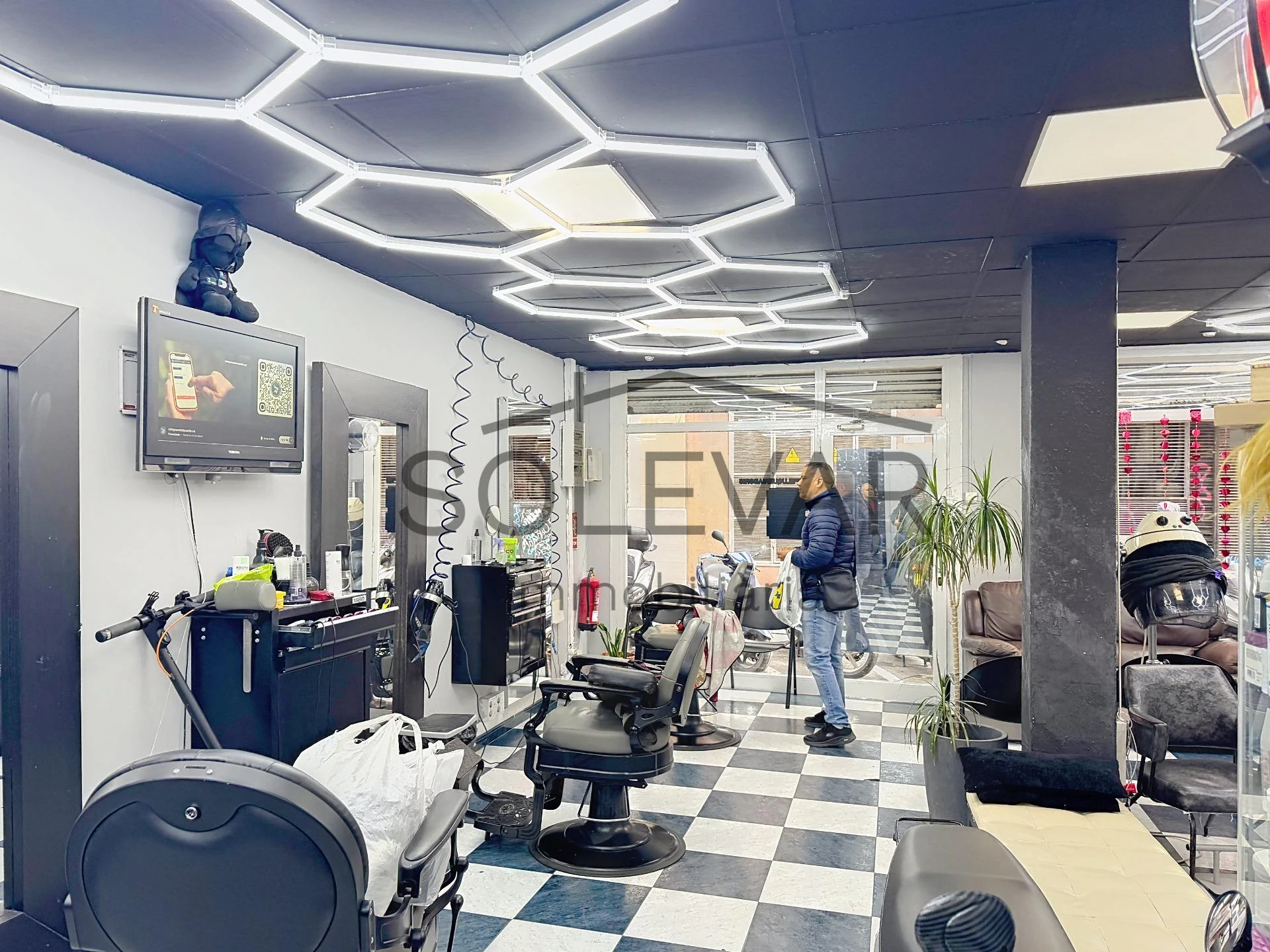 LOCAL COMERCIAL EN VENTA CON INQUILINO EN BARCELONA