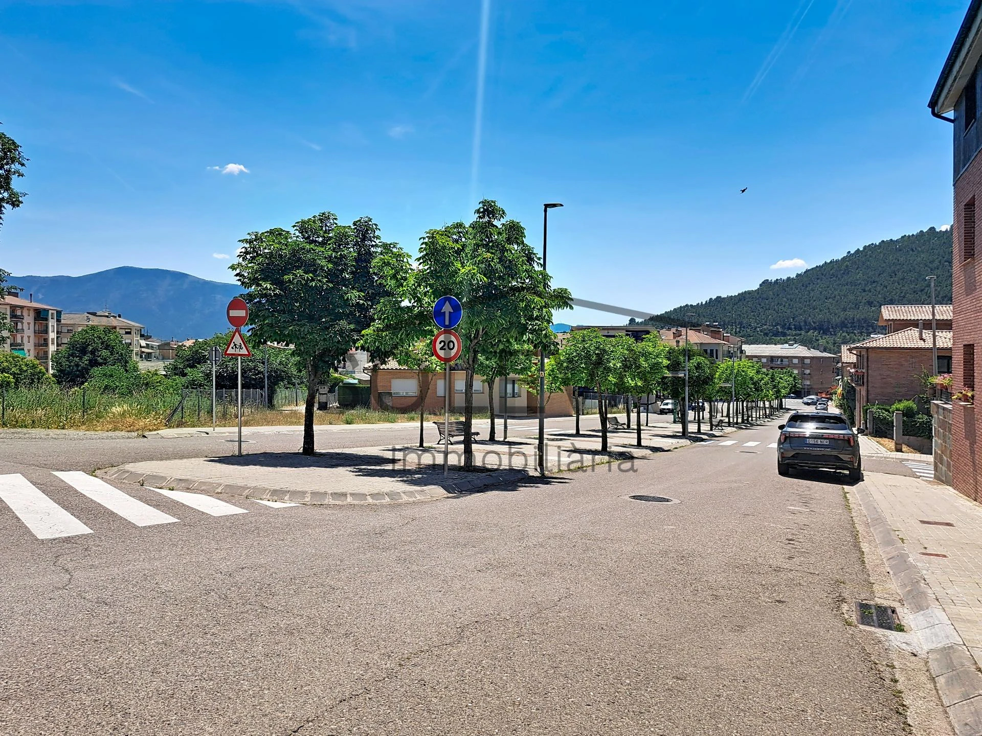Parcela urbana doble con vistas panorámicas y piscina comunitaria en La Pobla de Segur