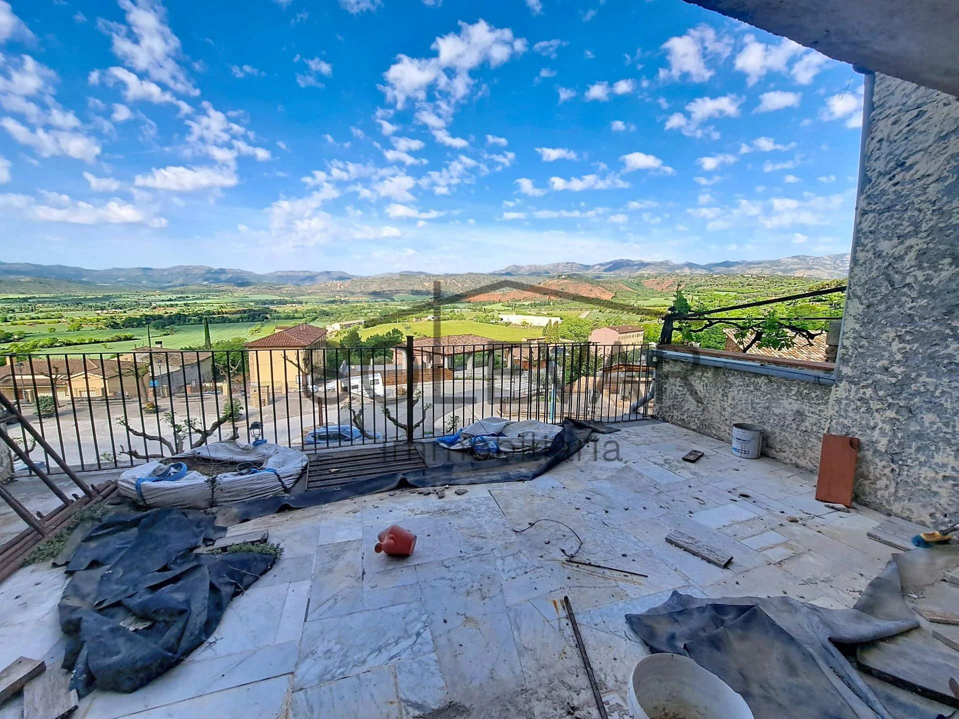 CASA DE PUEBLO PARA TERMINAR DE REFORMAR CON TERRAZA Y VISTAS INMEJORABLES EN TALARN