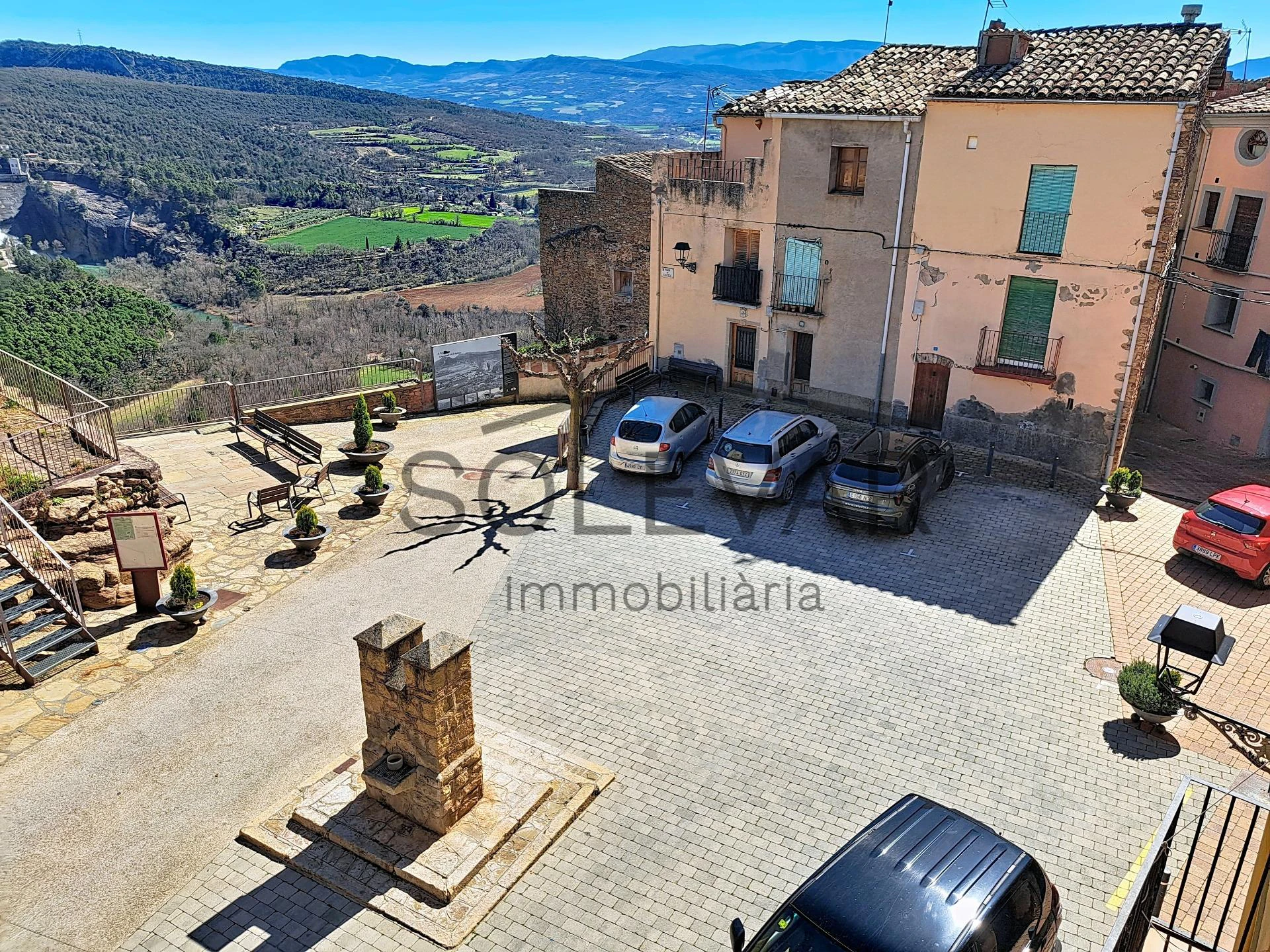 Casa de pueblo con garaje, espacios auxiliares y espectaculares vistas en Talarn