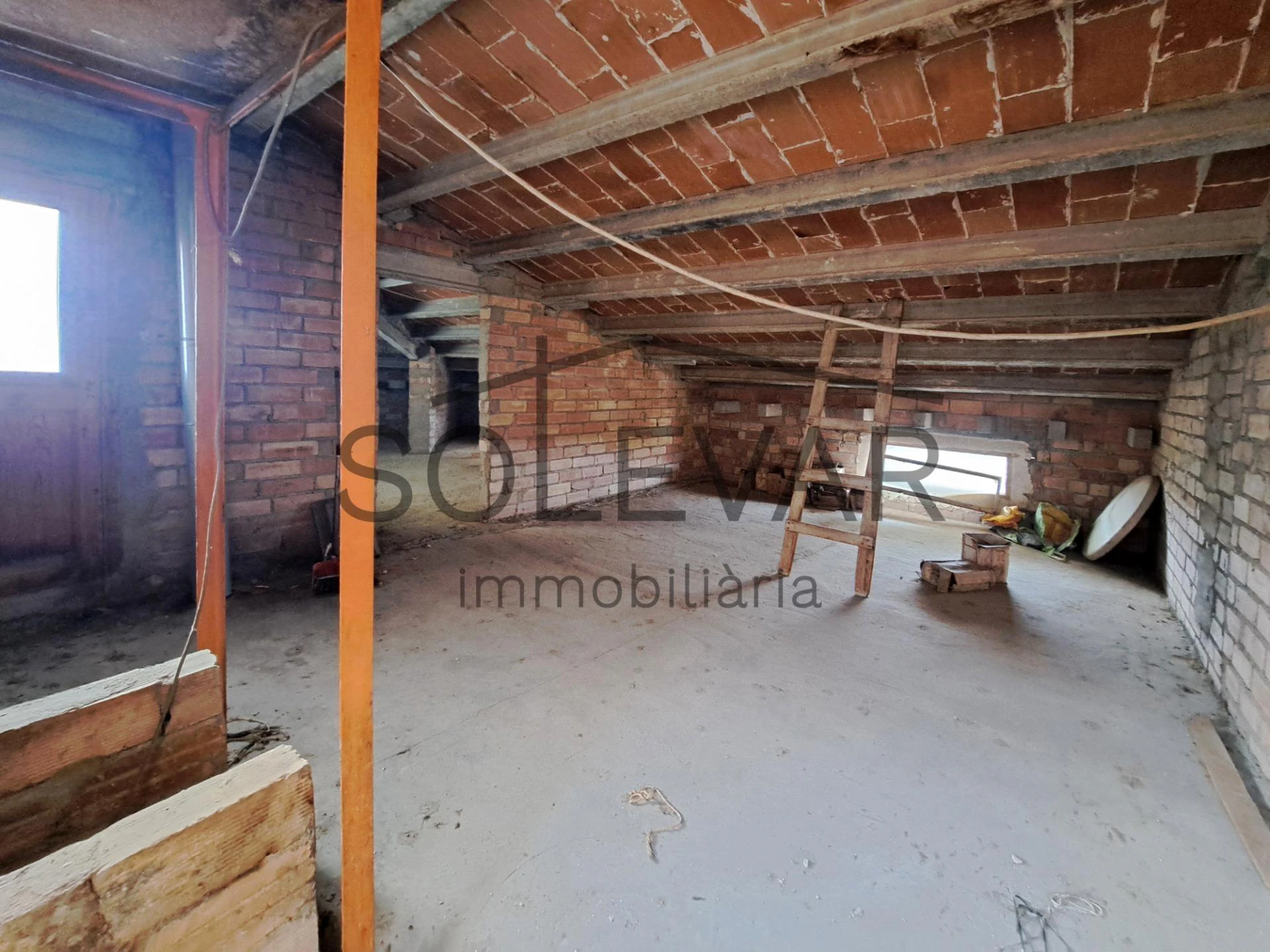 EDIFICACIÓN DE 2.000 m² EN ZONA URBANA DE ISONA
