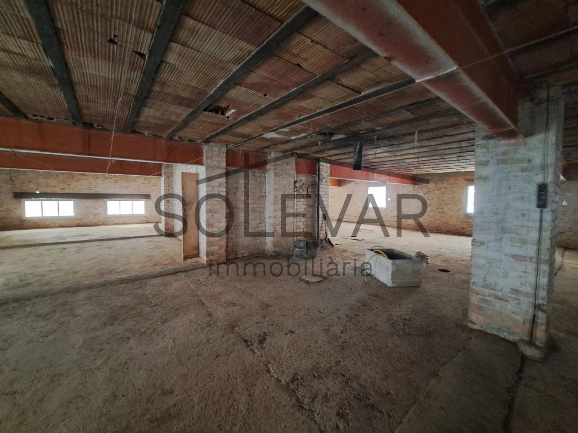 EDIFICACIÓN DE 2.000 m² EN ZONA URBANA DE ISONA