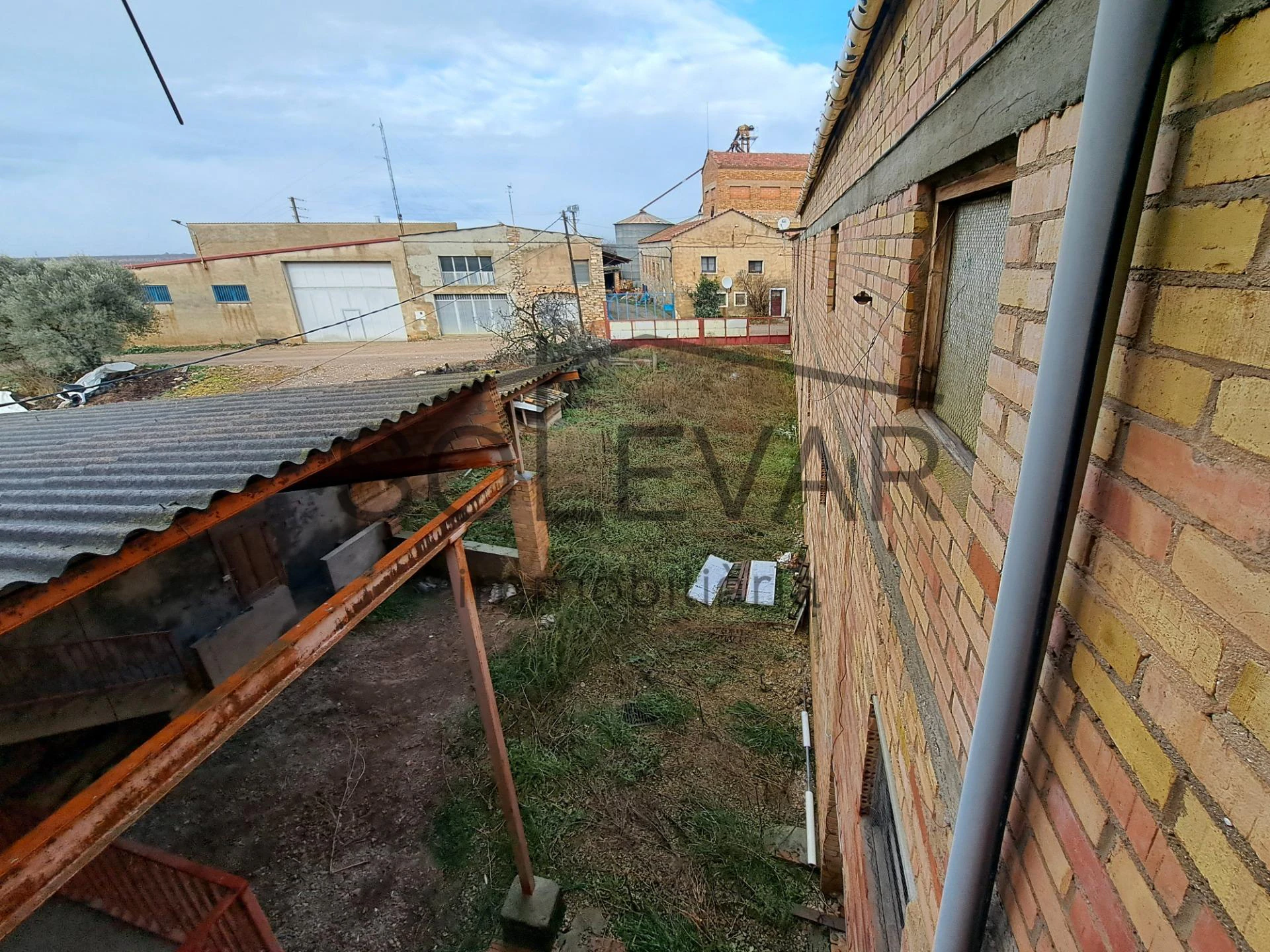 EDIFICACIÓN DE 2.000 m² EN ZONA URBANA DE ISONA