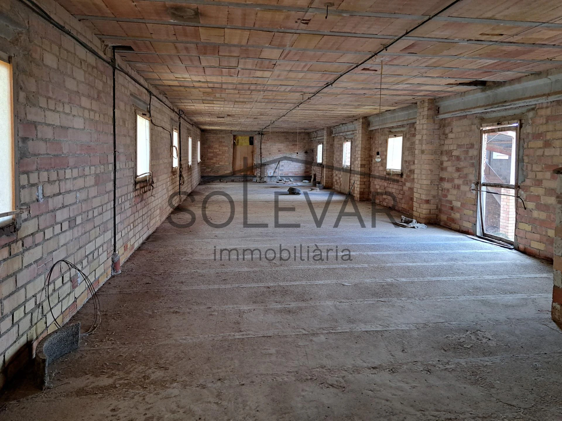 EDIFICACIÓN DE 2.000 m² EN ZONA URBANA DE ISONA