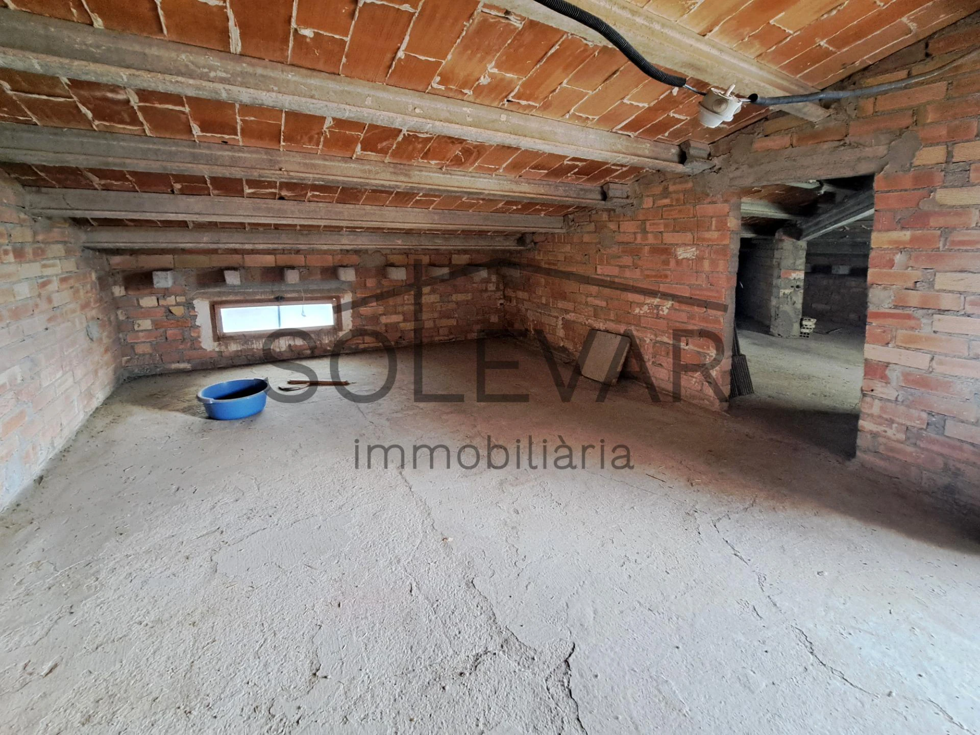 EDIFICACIÓN DE 2.000 m² EN ZONA URBANA DE ISONA