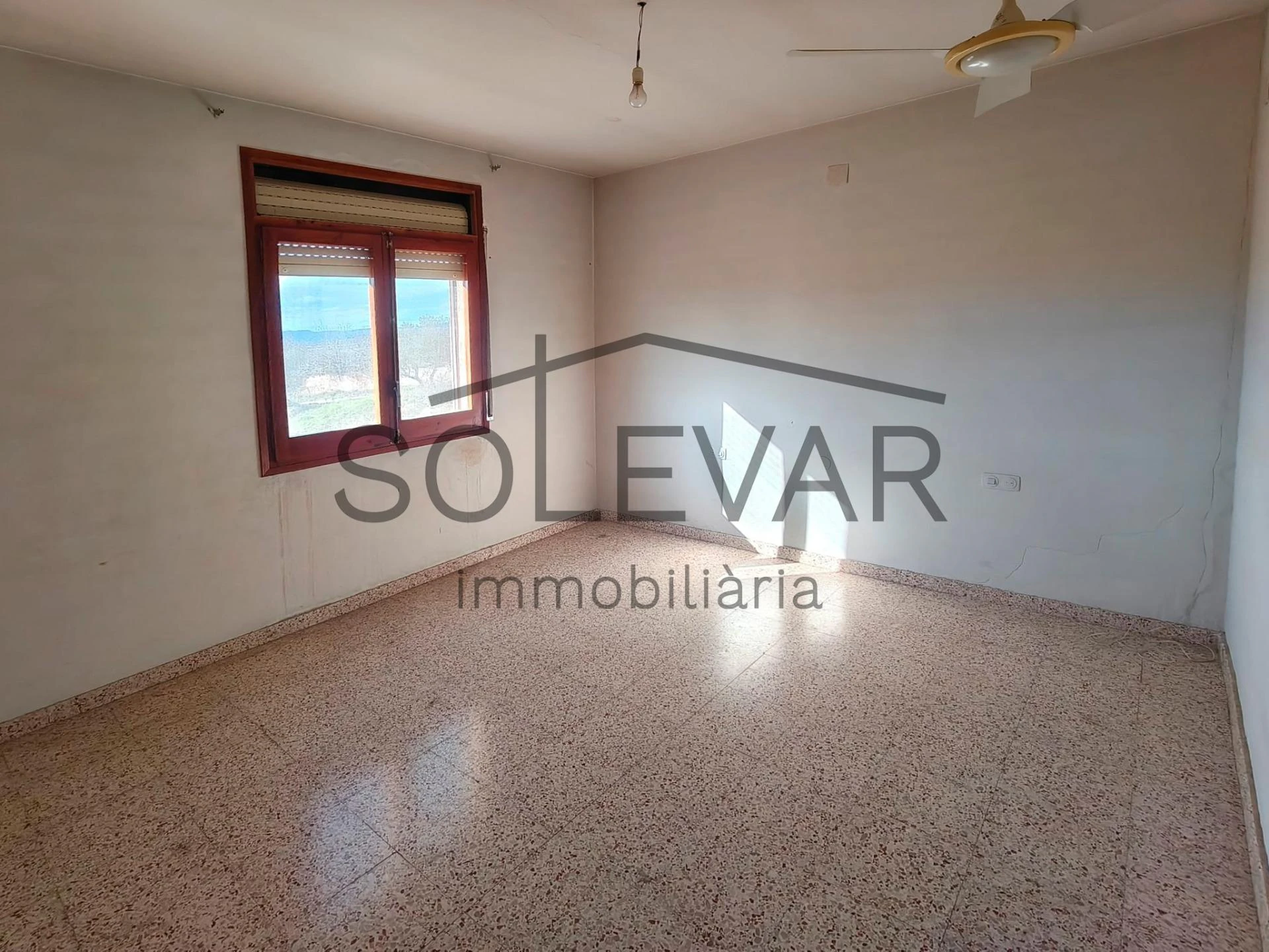 EDIFICACIÓN DE 2.000 m² EN ZONA URBANA DE ISONA