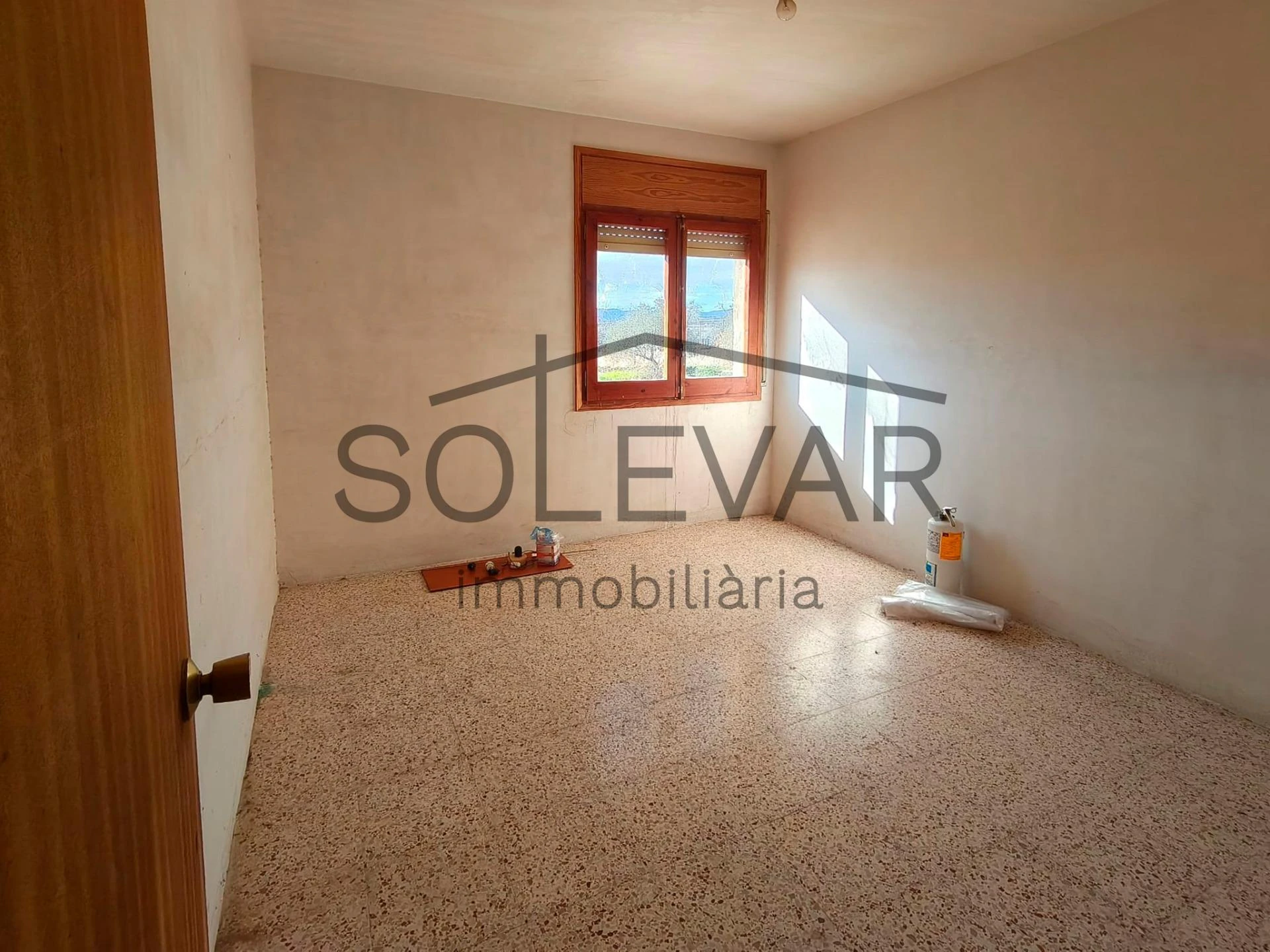EDIFICACIÓN DE 2.000 m² EN ZONA URBANA DE ISONA