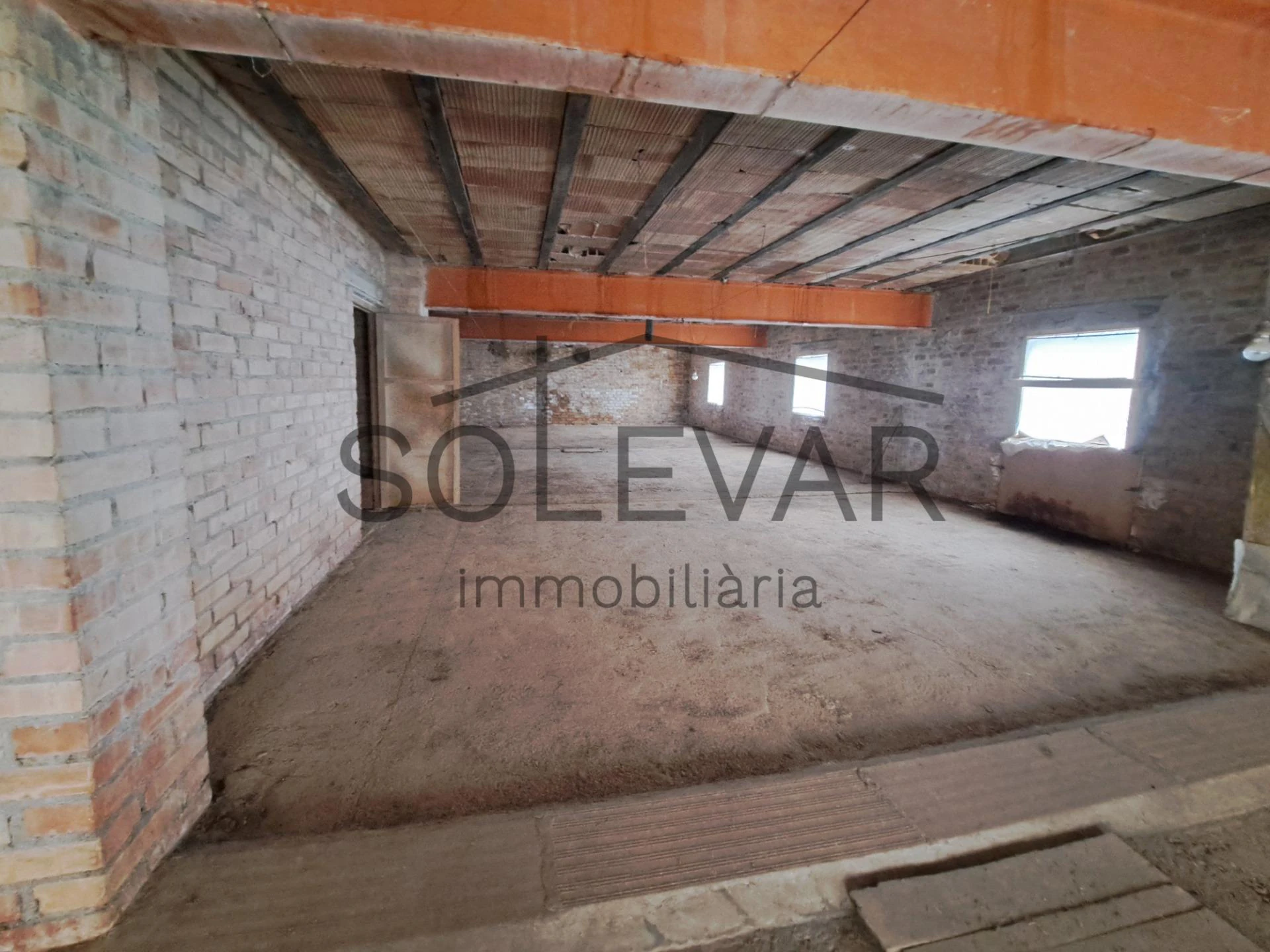 EDIFICACIÓN DE 2.000 m² EN ZONA URBANA DE ISONA