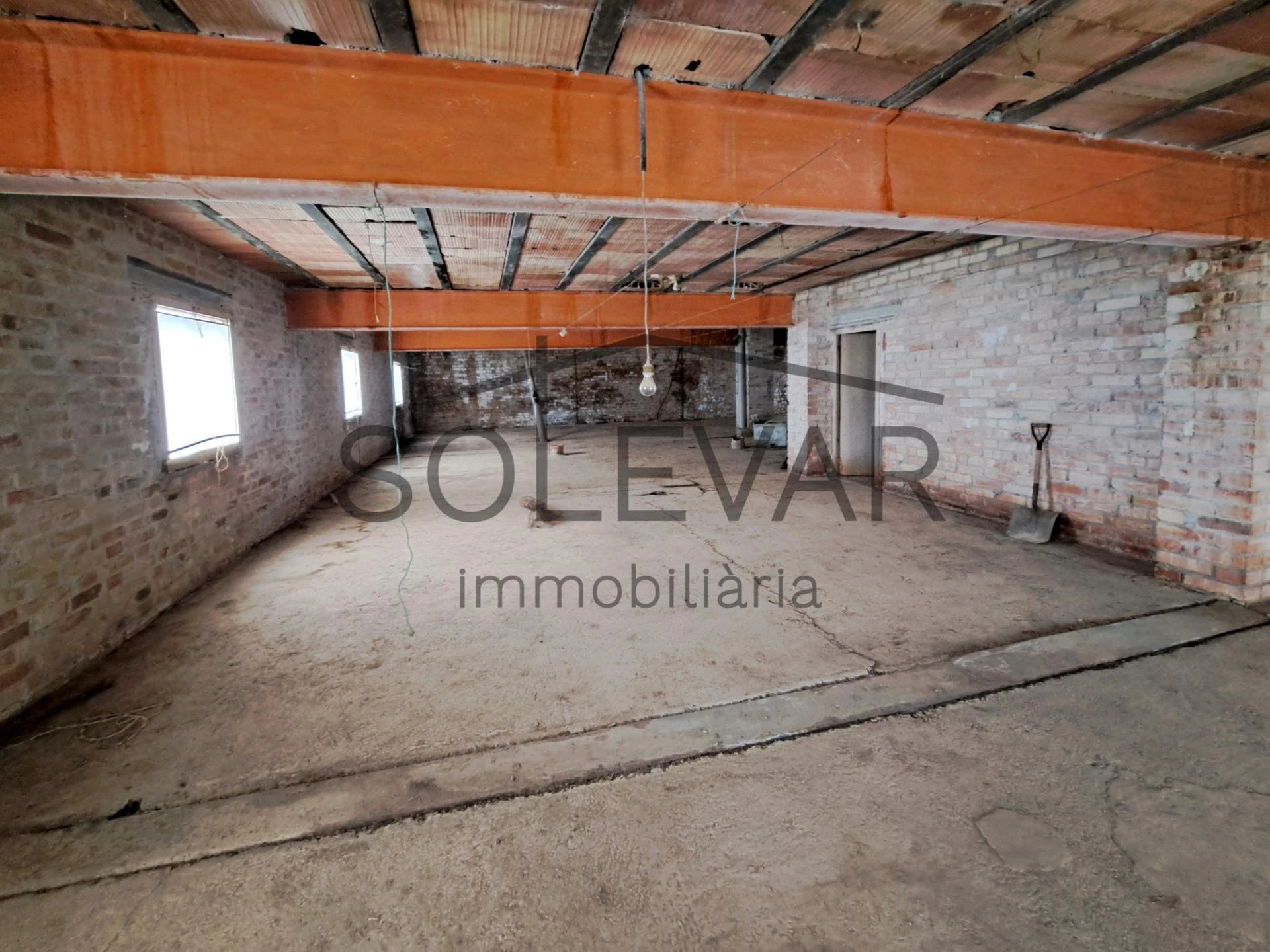 EDIFICACIÓN DE 2.000 m² EN ZONA URBANA DE ISONA