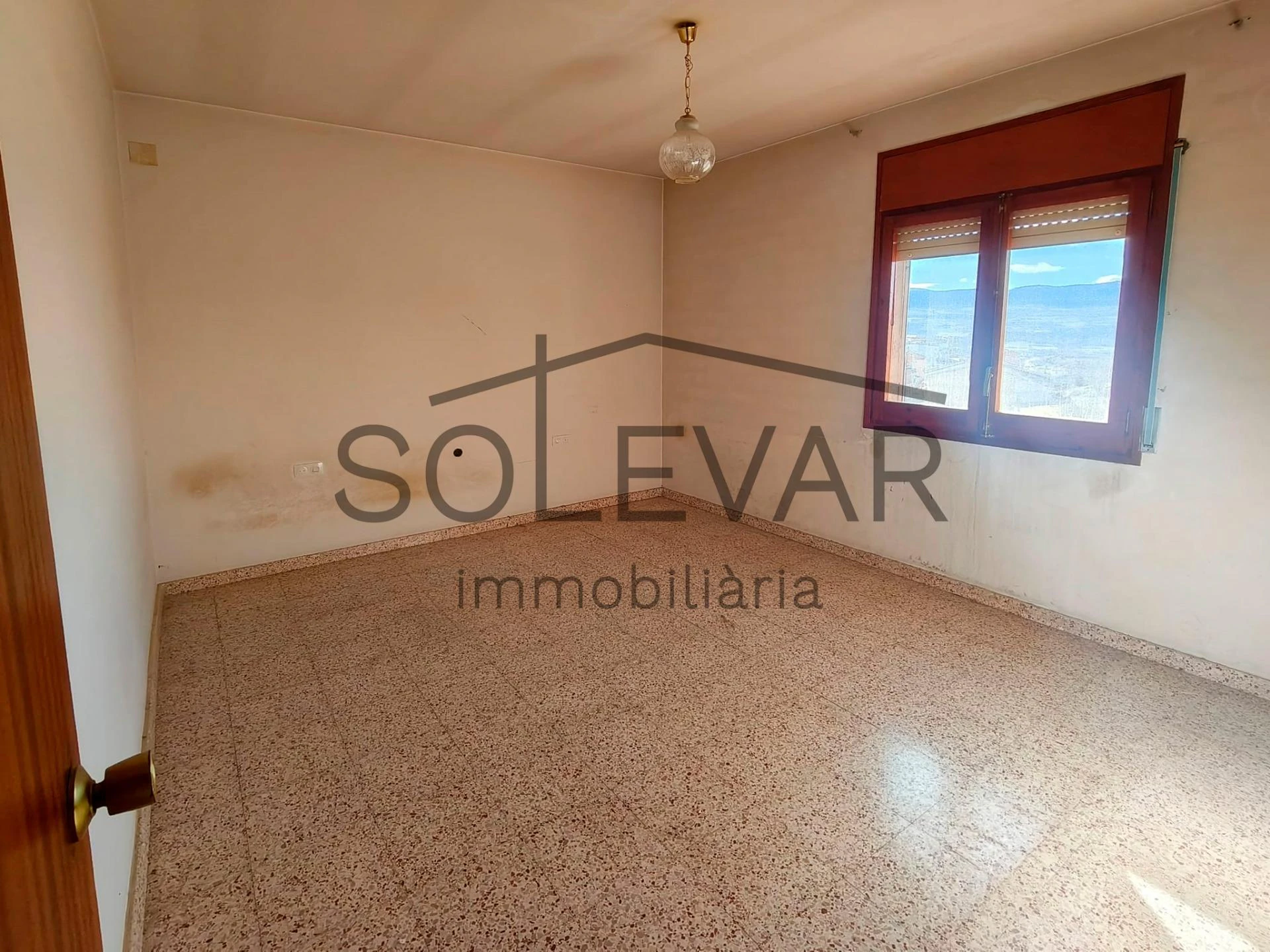 EDIFICACIÓN DE 2.000 m² EN ZONA URBANA DE ISONA