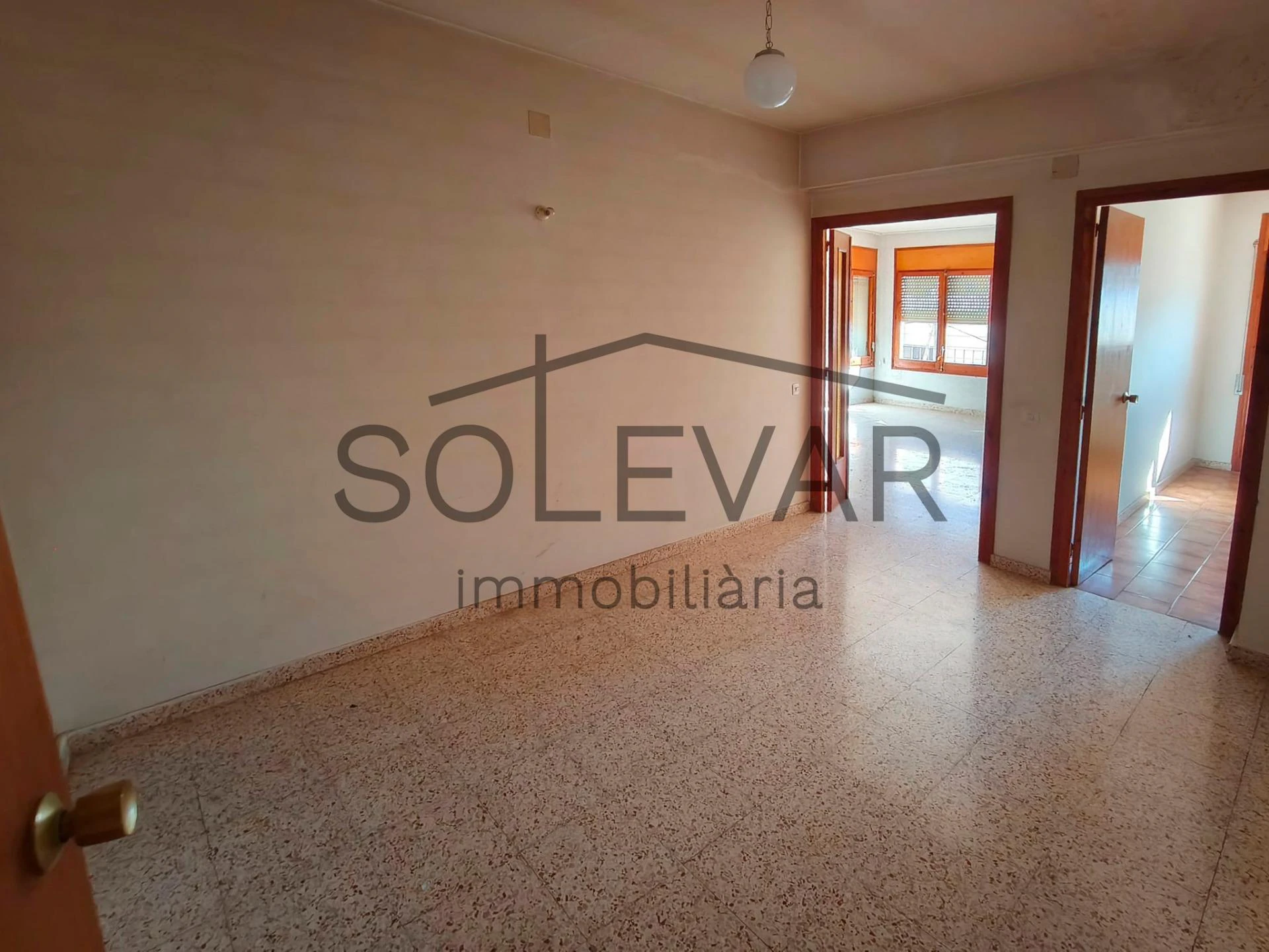 EDIFICACIÓN DE 2.000 m² EN ZONA URBANA DE ISONA