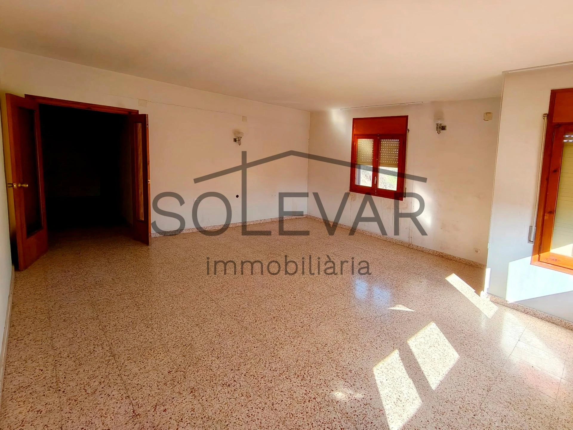 EDIFICACIÓN DE 2.000 m² EN ZONA URBANA DE ISONA