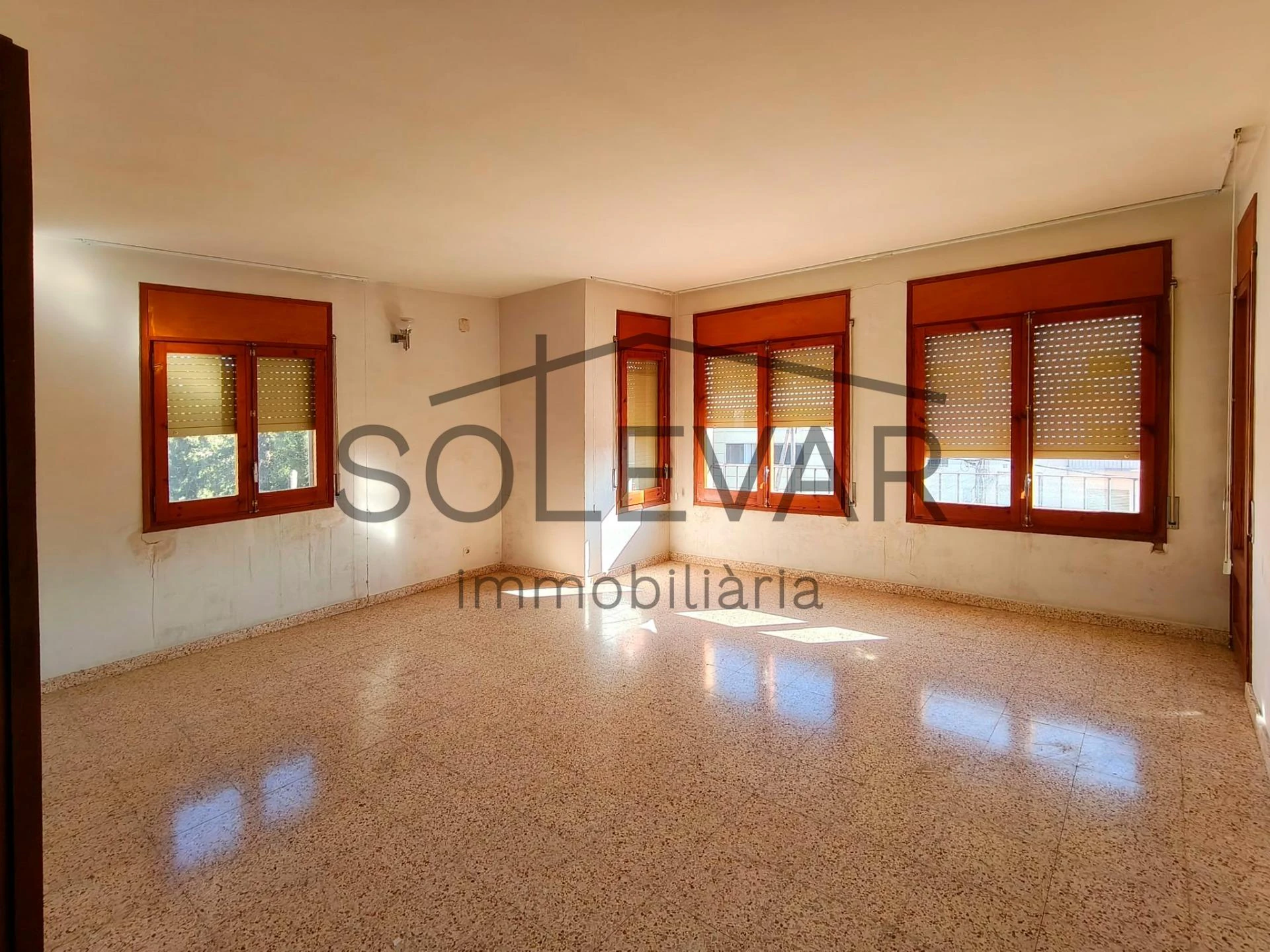 EDIFICACIÓN DE 2.000 m² EN ZONA URBANA DE ISONA