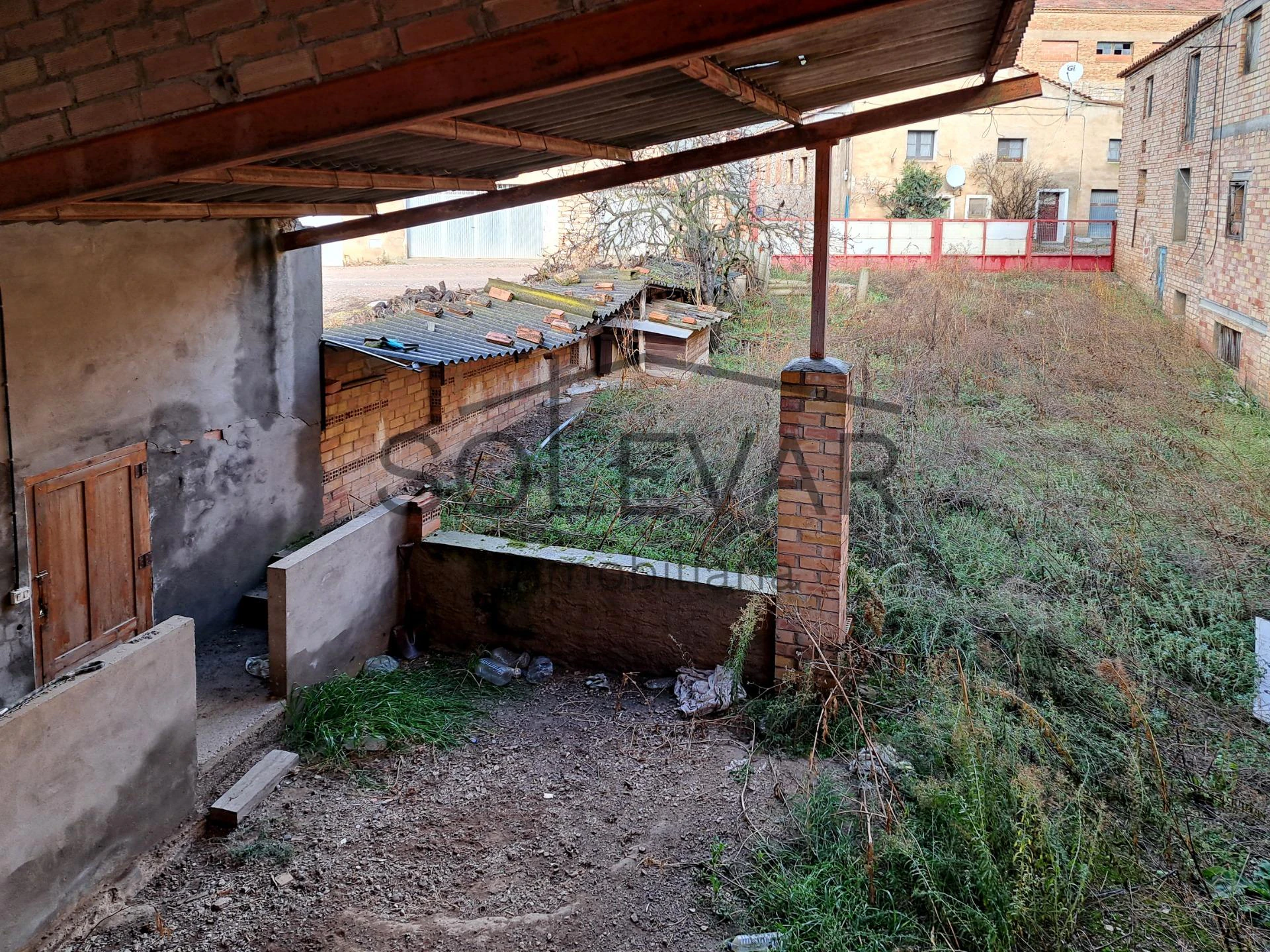 EDIFICACIÓN DE 2.000 m² EN ZONA URBANA DE ISONA