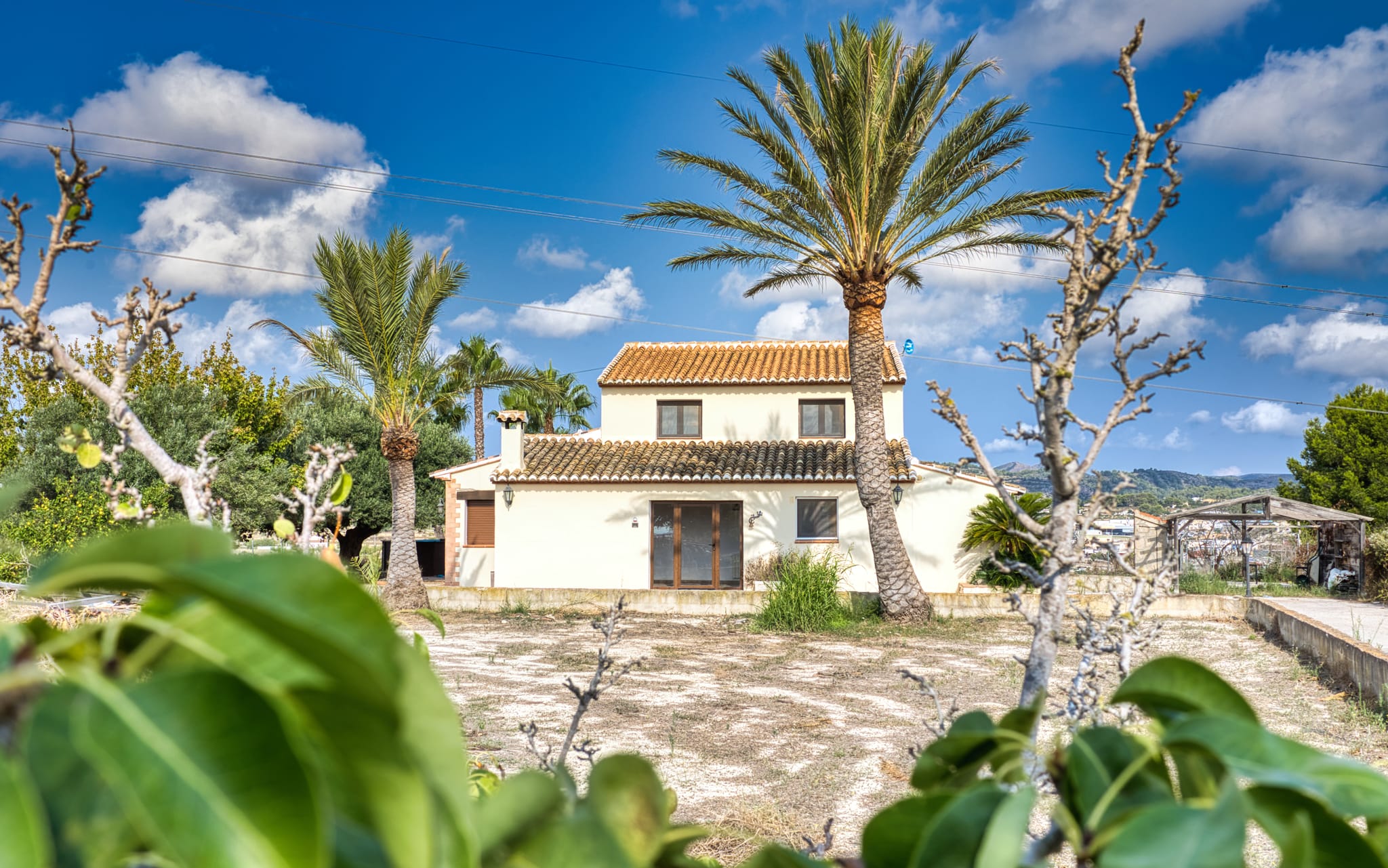 How is an inheritance registered in Spain?