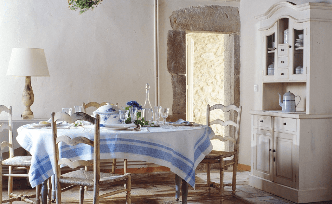 Landhuis met houten balken en eetkamer in provençaalse stijl.