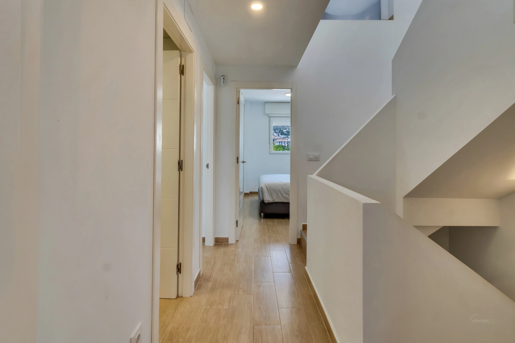 Modern townhouse with 4 bedrooms, private patio, pool, and parking near the historic center of Jávea.