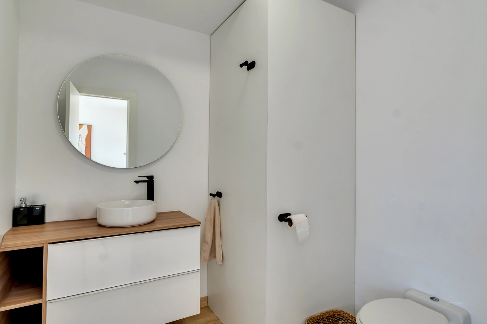 Modern townhouse with 4 bedrooms, private patio, pool, and parking near the historic center of Jávea.