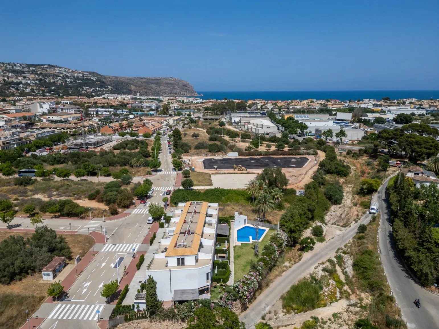 Modern townhouse with 4 bedrooms, private patio, pool, and parking near the historic center of Jávea.
