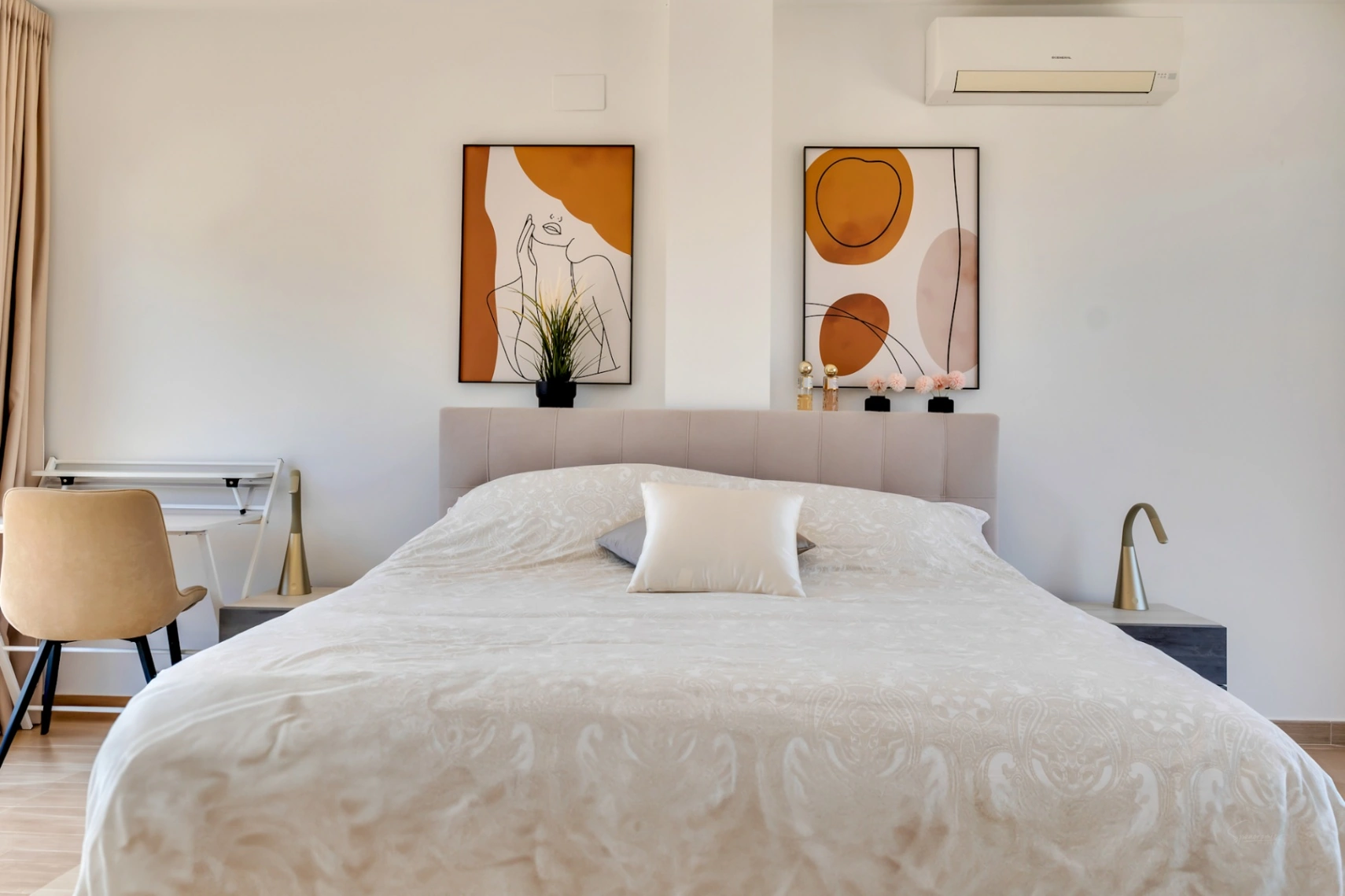 Modern townhouse with 4 bedrooms, private patio, pool, and parking near the historic center of Jávea.