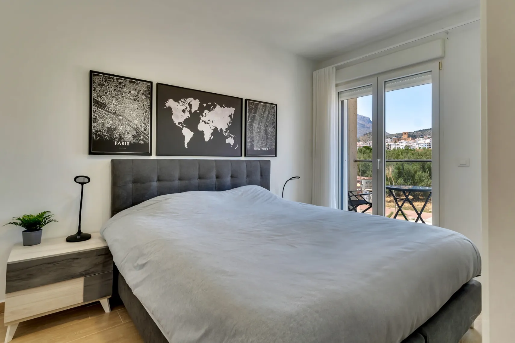 Modern townhouse with 4 bedrooms, private patio, pool, and parking near the historic center of Jávea.