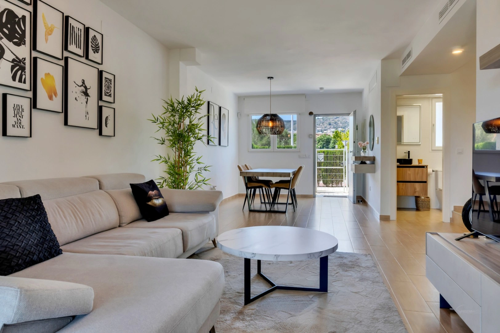 Modern townhouse with 4 bedrooms, private patio, pool, and parking near the historic center of Jávea.