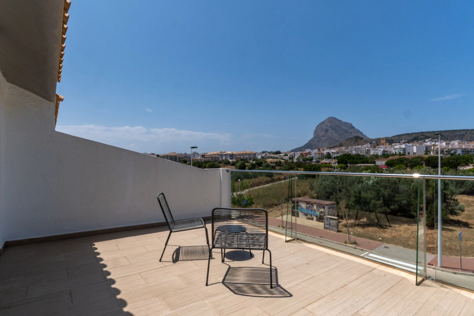 Modern townhouse with 4 bedrooms, private patio, pool, and parking near the historic center of Jávea.