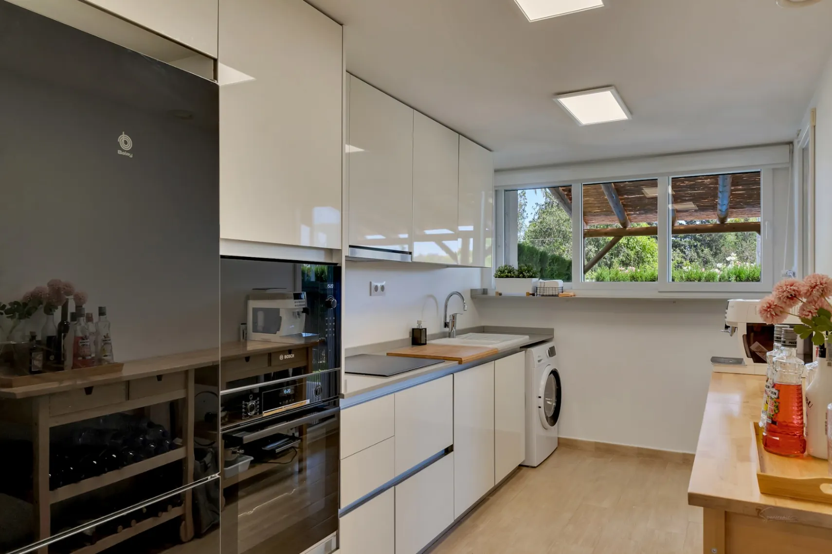 Modern townhouse with 4 bedrooms, private patio, pool, and parking near the historic center of Jávea.