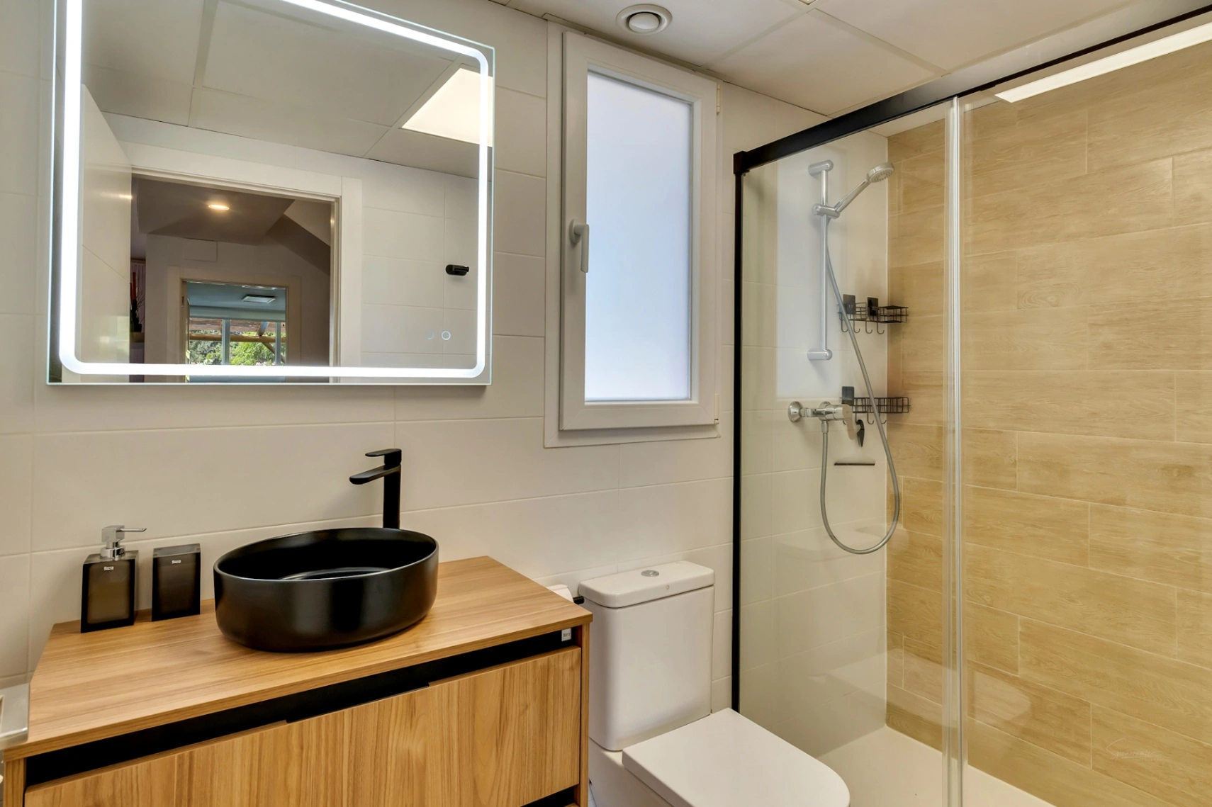Modern townhouse with 4 bedrooms, private patio, pool, and parking near the historic center of Jávea.