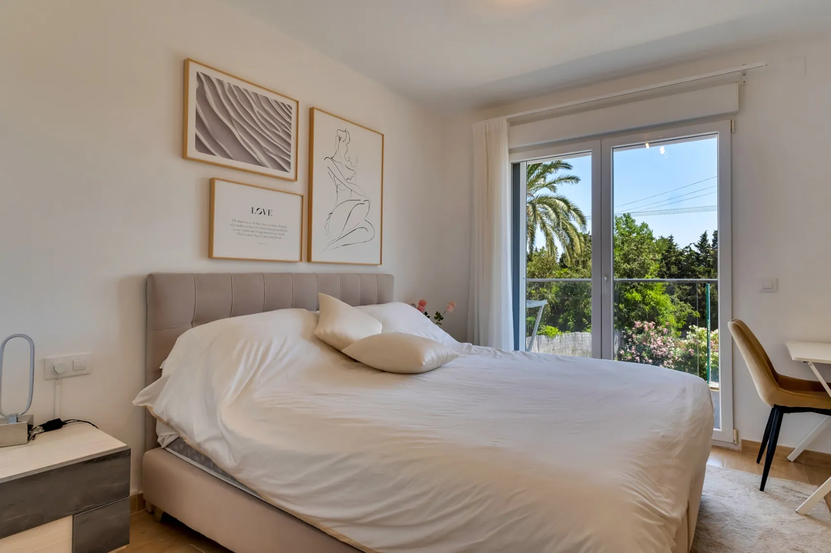 Modern townhouse with 4 bedrooms, private patio, pool, and parking near the historic center of Jávea.