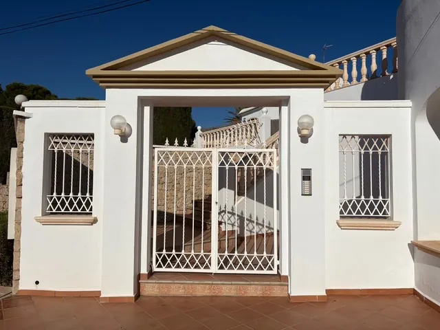 First line apartment with sea view for sale in Platgetes, Moraira