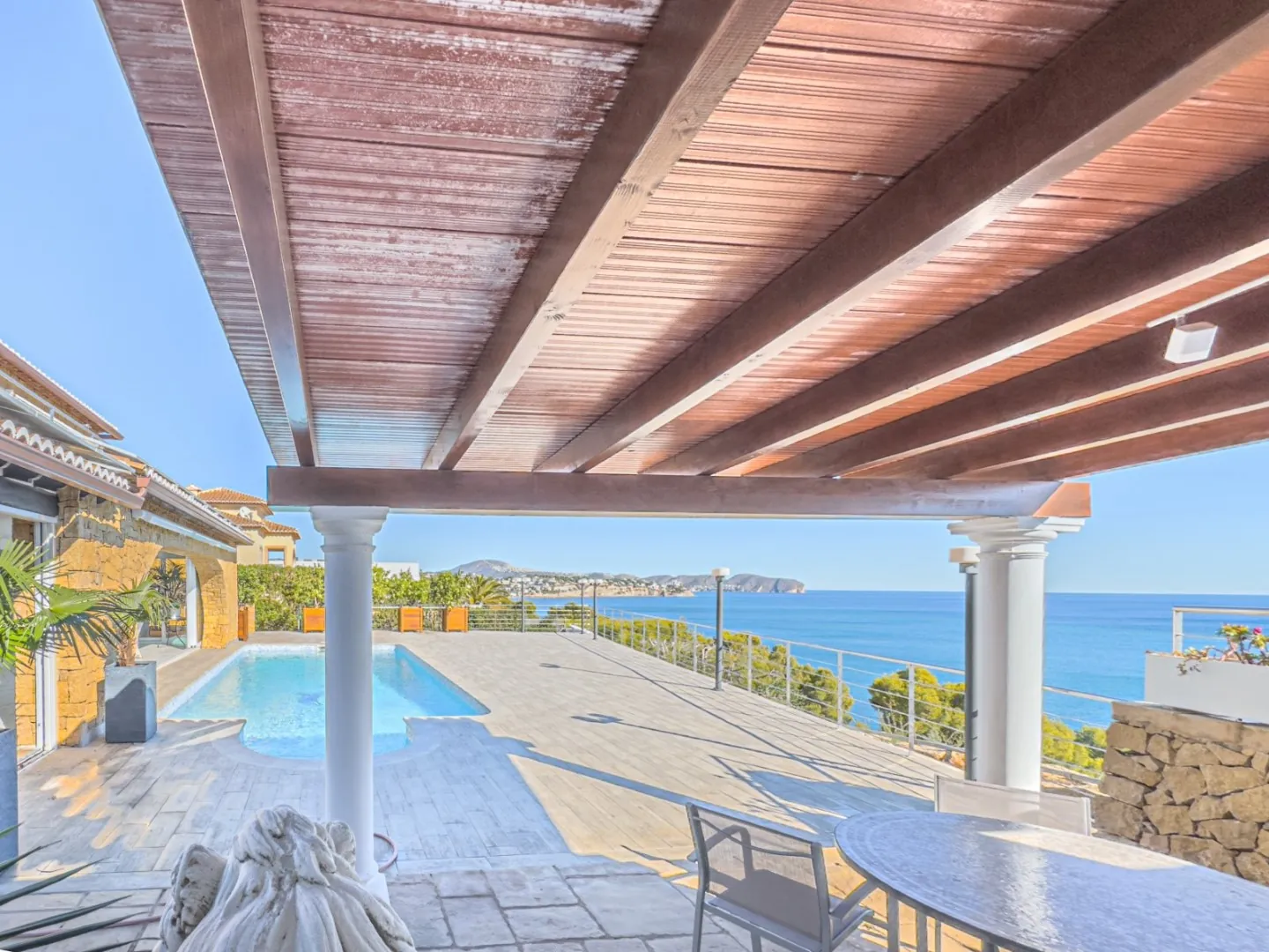 VILLA WITH FRONTLINE SEA VIEWS
