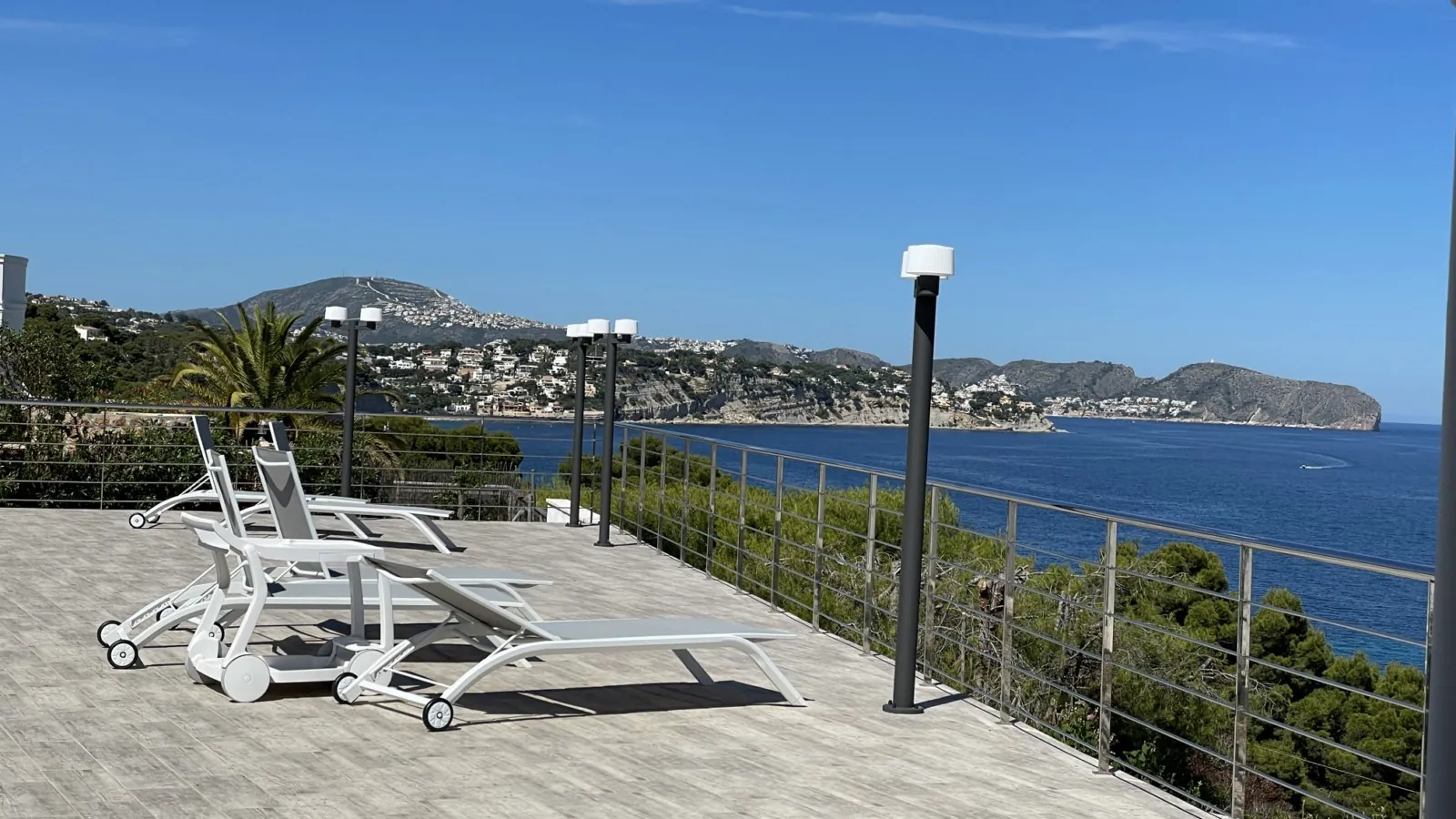 VILLA WITH FRONTLINE SEA VIEWS