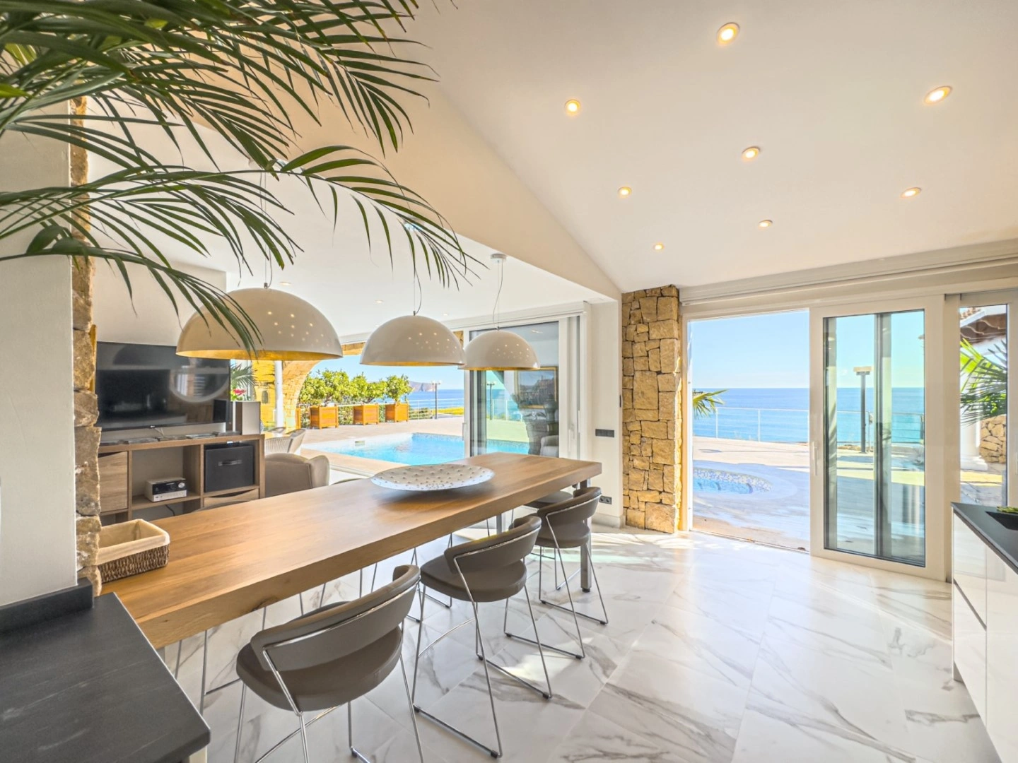 VILLA WITH FRONTLINE SEA VIEWS
