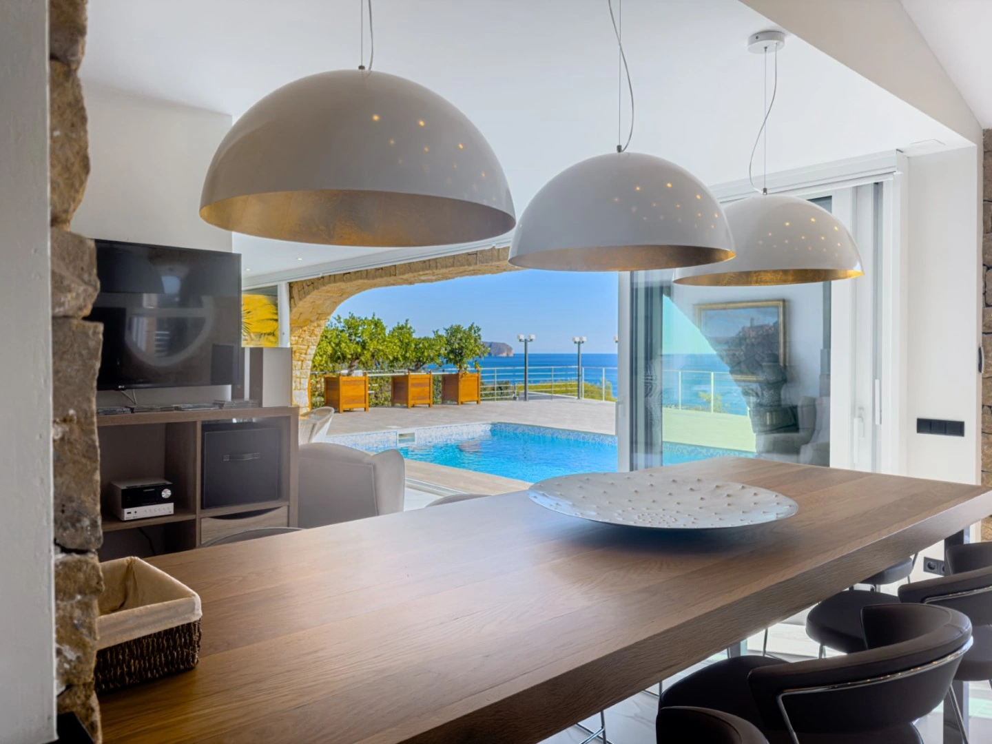 VILLA WITH FRONTLINE SEA VIEWS