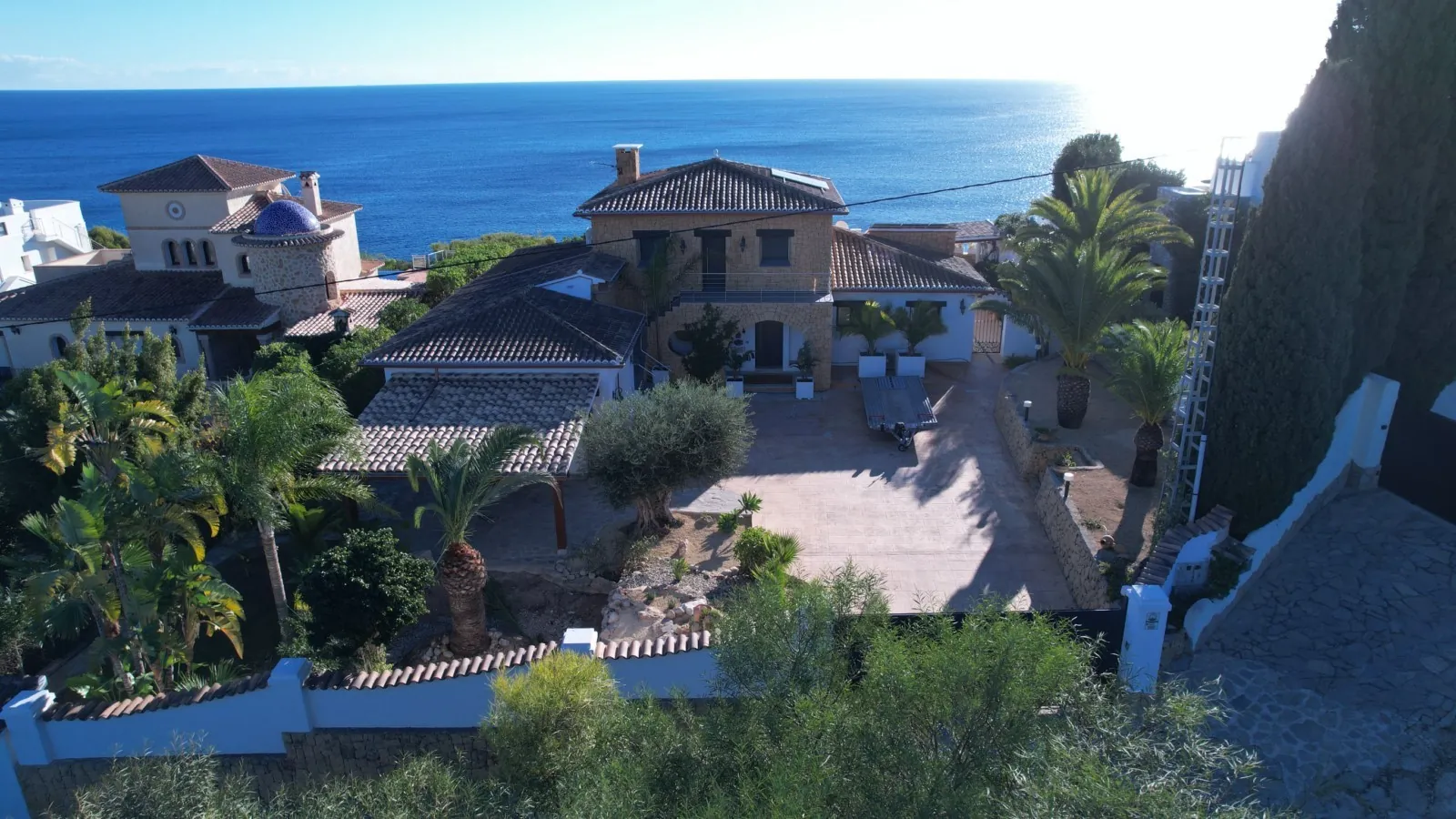 VILLA WITH FRONTLINE SEA VIEWS