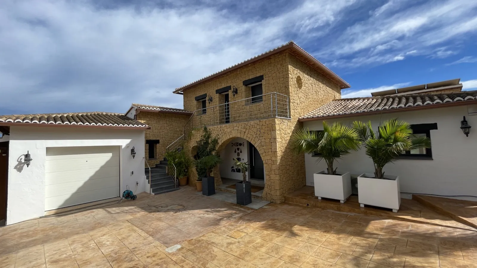 VILLA WITH FRONTLINE SEA VIEWS