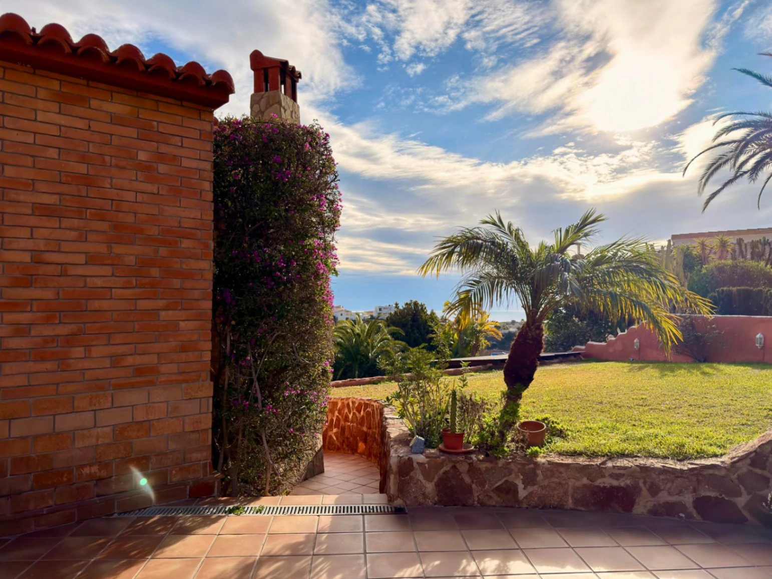 Cumbre del Sol: a Mediterranean-style villa with a swimming pool and sea views