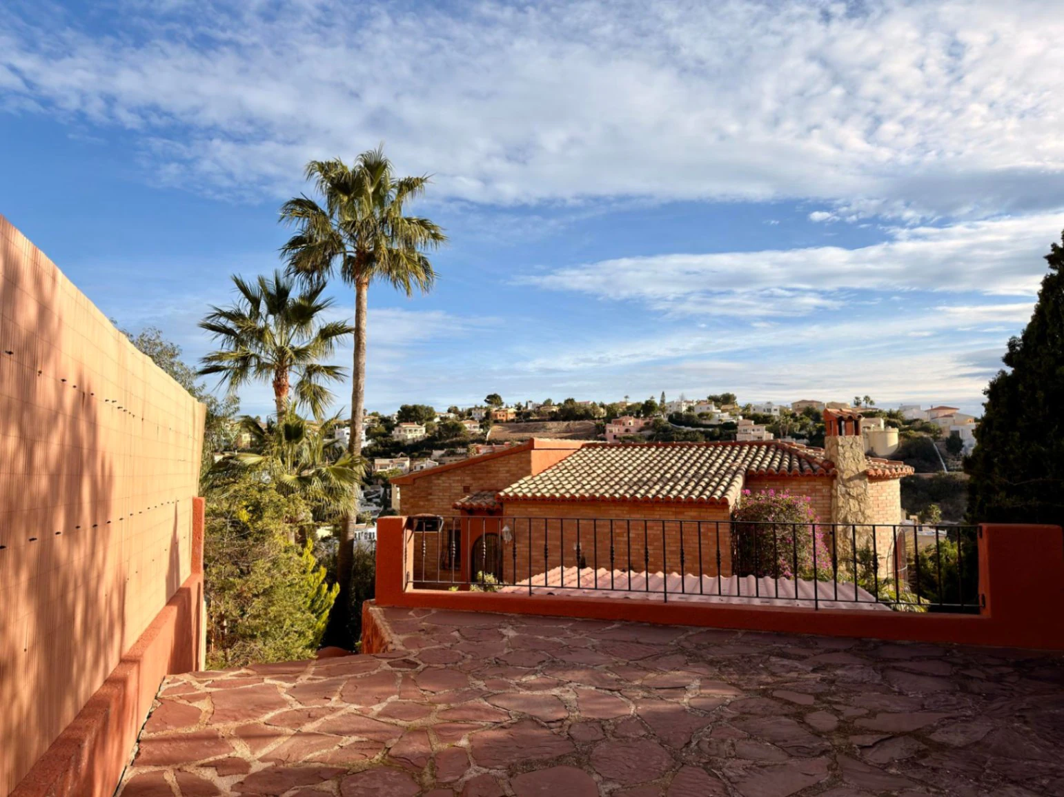 Cumbre del Sol: a Mediterranean-style villa with a swimming pool and sea views