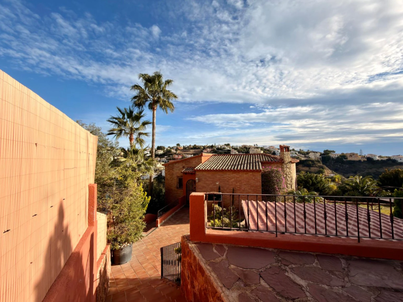 Cumbre del Sol: a Mediterranean-style villa with a swimming pool and sea views