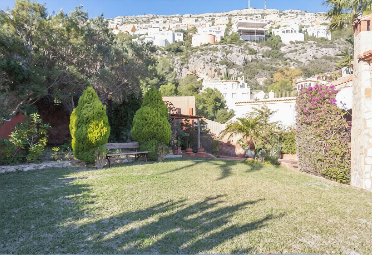 Cumbre del Sol: a Mediterranean-style villa with a swimming pool and sea views