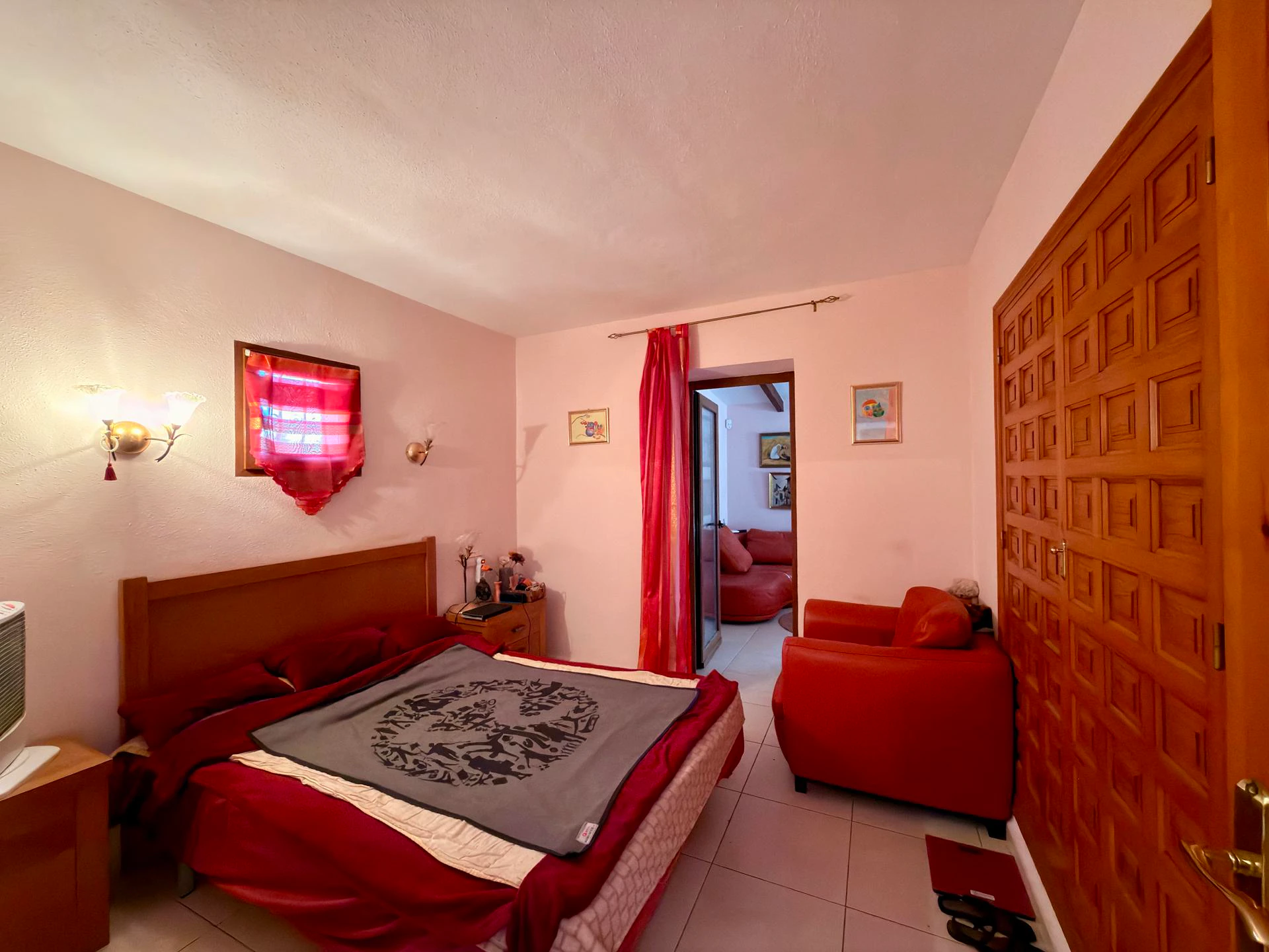 Cumbre del Sol: a Mediterranean-style villa with a swimming pool and sea views