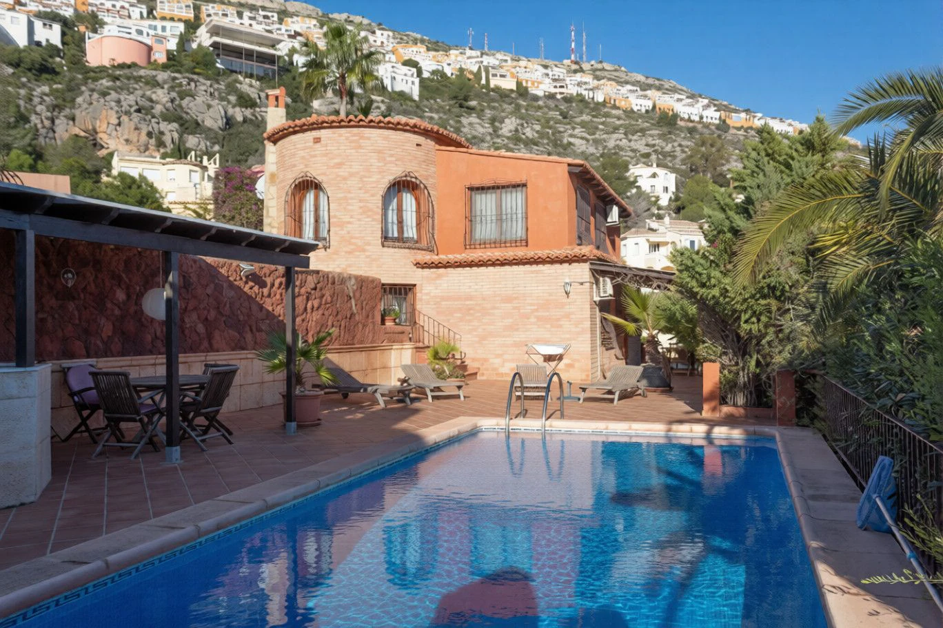 Cumbre del Sol: a Mediterranean-style villa with a swimming pool and sea views