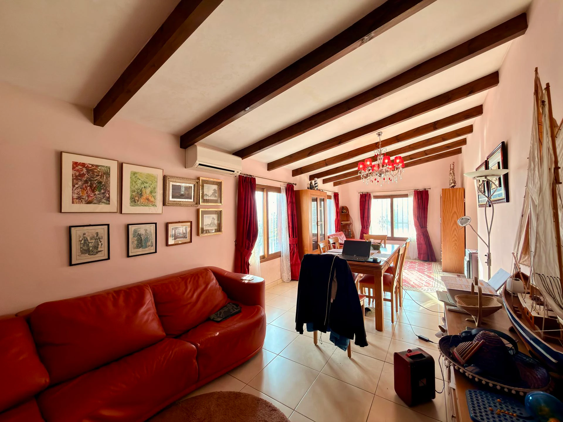 Cumbre del Sol: a Mediterranean-style villa with a swimming pool and sea views