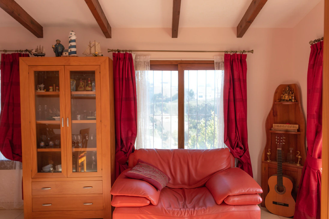 Cumbre del Sol: a Mediterranean-style villa with a swimming pool and sea views