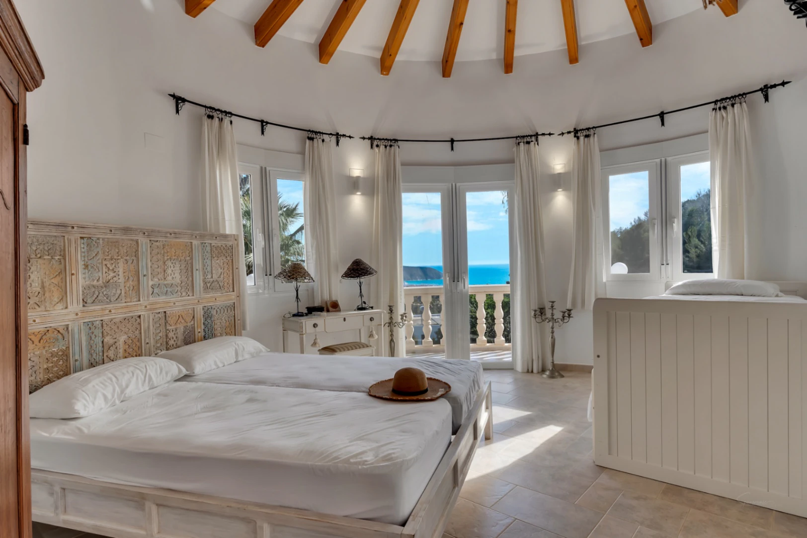 Beautiful, spacious villa with sea views for sale in Benimeit, Moraira