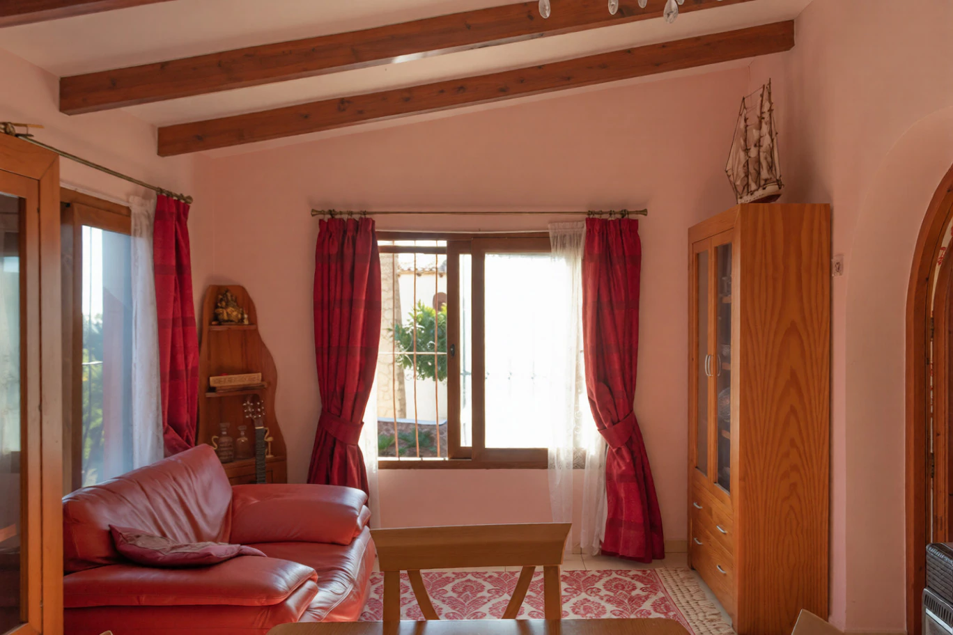 Cumbre del Sol: a Mediterranean-style villa with a swimming pool and sea views