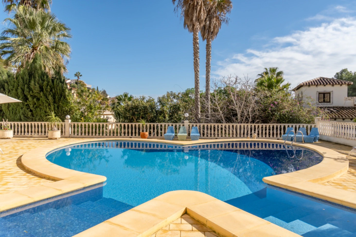Prachtige, ruime villa met zeezicht te koop in Benimeit, Moraira