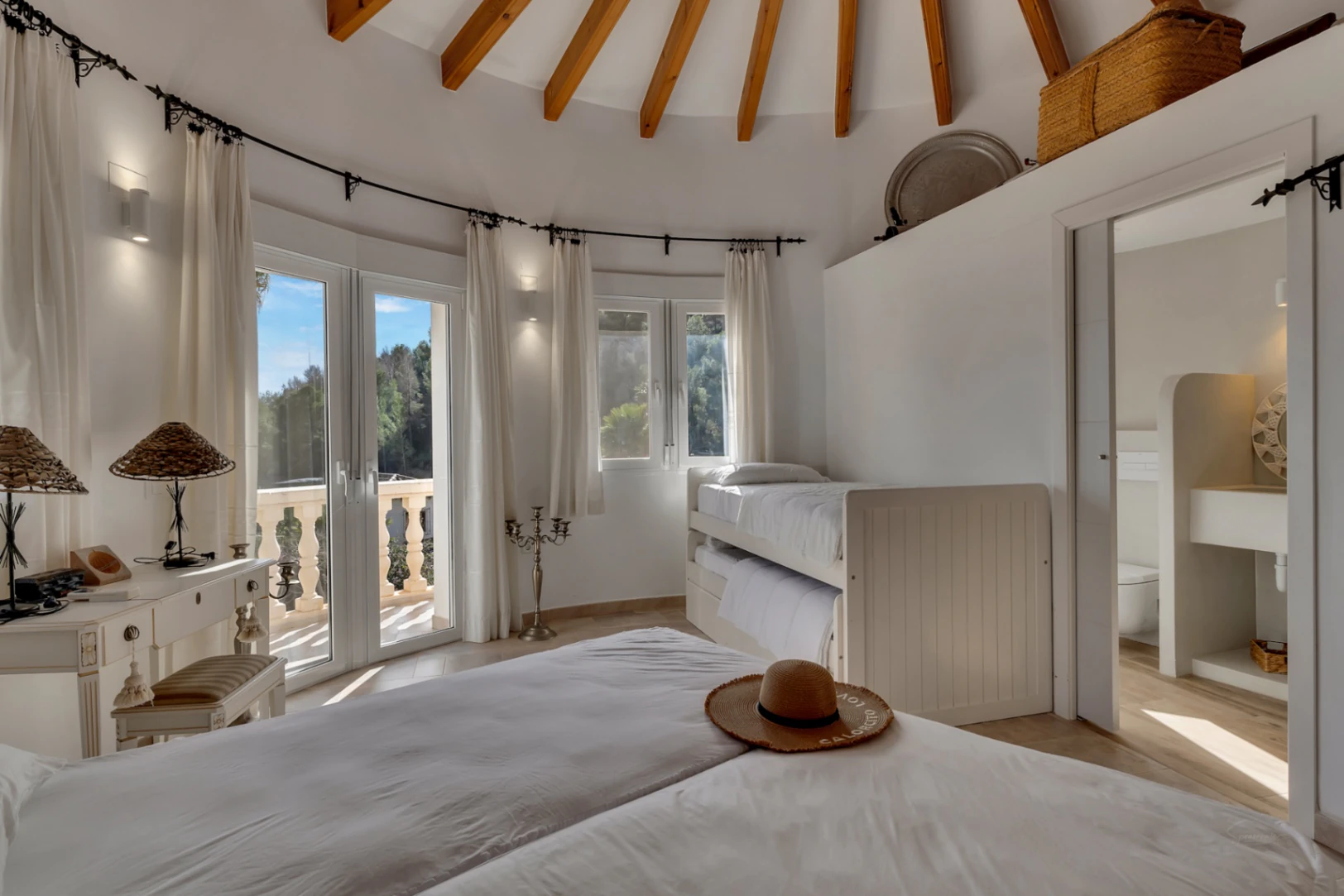 Prachtige, ruime villa met zeezicht te koop in Benimeit, Moraira