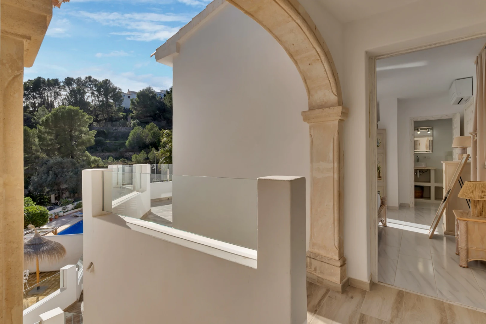 Prachtige, ruime villa met zeezicht te koop in Benimeit, Moraira